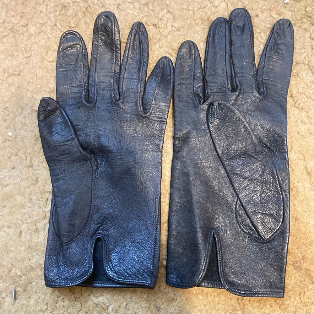 Black Leather Gloves - Classic Style